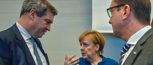 Kanzlerin Angela Merkel mit Markus Söder und Alexander Dobrindt. 
