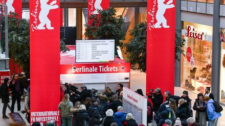 Zahlreiche Filmfans warten am Montagmorgen auf den Kartenvorverkauf für die Berlinale.