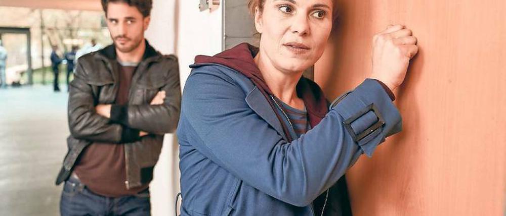 Feines Händchen. Polizeipsychologin Mina Bäumer (Yasmina Djaballah) will die traumatisierte Bankerin herauslocken.