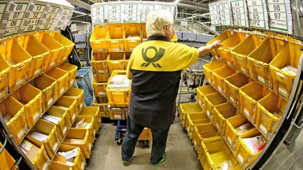 Teure Ware: Eine Mitarbeiterin der Deutschen Post sortiert Briefe im Briefzentrum. 