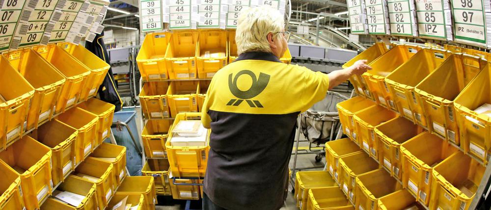 Teure Ware: Eine Mitarbeiterin der Deutschen Post sortiert Briefe im Briefzentrum.