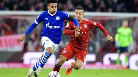 Wollen den Pokal gewinnen. Schalke (mit McKennie, links), das Bremen empfängt, und der FC Bayern (mit Thiago), der Heidenheim erwartet.