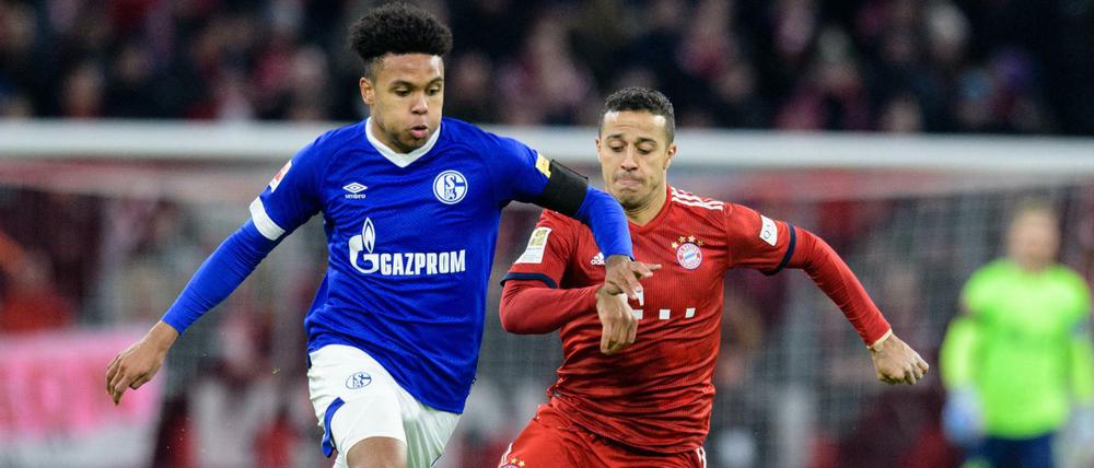 Wollen den Pokal gewinnen. Schalke (mit McKennie, links), das Bremen empfängt, und der FC Bayern (mit Thiago), der Heidenheim erwartet.