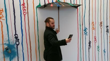 Boulevard Berlin: Organisator Moritz Tonn positioniert sich im Werk des Künstlers "Tack".
