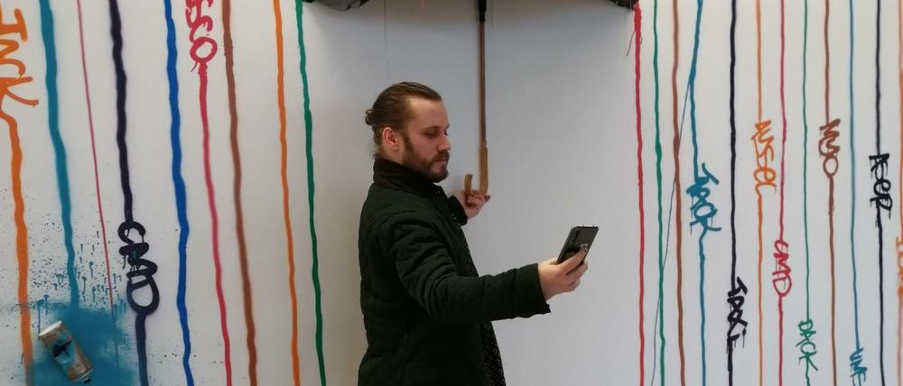 Boulevard Berlin: Organisator Moritz Tonn positioniert sich im Werk des Künstlers "Tack".