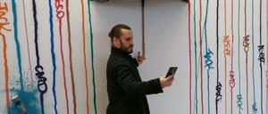 Boulevard Berlin: Organisator Moritz Tonn positioniert sich im Werk des Künstlers "Tack".