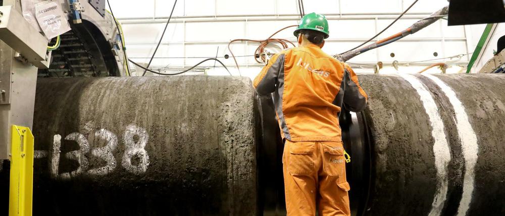 An Bord eines Verlegeschiffes werden im Fließbandverfahren Rohre für die Gaspipeline Nord Stream 2 verschweißt.