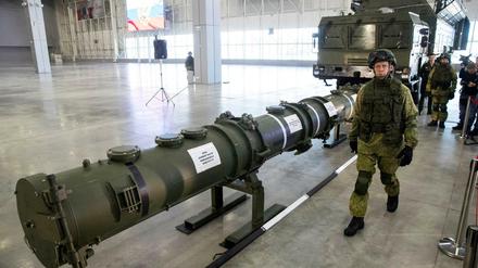 Russland, Kubinka: Ein russischer Offizier geht an dem neuen Marschflugkörper vom Typ 9M729 (Nato-Code: SSC-8) entlang