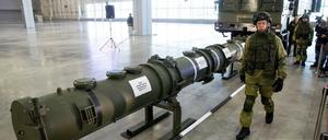 Russland, Kubinka: Ein russischer Offizier geht an dem neuen Marschflugkörper vom Typ 9M729 (Nato-Code: SSC-8) entlang