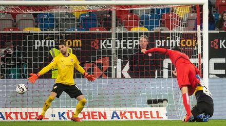 Chancenlos. Stuttgarts Torwart Ron-Robert Zieler muss zusehen, wie Düsseldorfs Kenan Karaman (M.) zum 1:0 trifft.