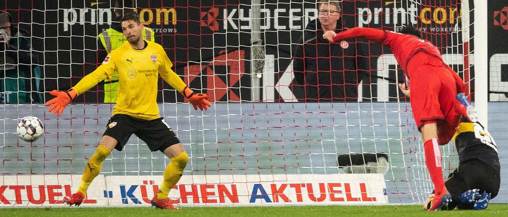 Chancenlos. Stuttgarts Torwart Ron-Robert Zieler muss zusehen, wie Düsseldorfs Kenan Karaman (M.) zum 1:0 trifft.