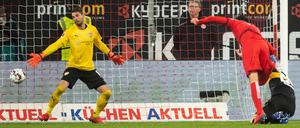 Chancenlos. Stuttgarts Torwart Ron-Robert Zieler muss zusehen, wie Düsseldorfs Kenan Karaman (M.) zum 1:0 trifft.
