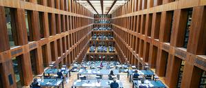 Studierende im Jacob-und-Wilhelm-Grimm-Zentrum der HU Berlin