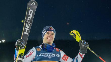 Hoch die Skier und den Stock. Alexis Pinturault kombiniert wie ein Weltmeister.