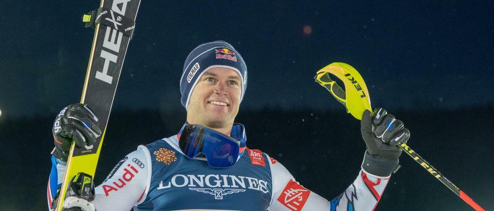 Hoch die Skier und den Stock. Alexis Pinturault kombiniert wie ein Weltmeister.