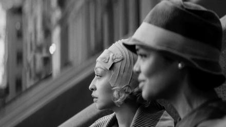 Clare (Ruth Negga, links) und Irene (Tessa Thompson) verbindet eine komplizierte Freundschaft.