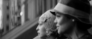 Clare (Ruth Negga, links) und Irene (Tessa Thompson) verbindet eine komplizierte Freundschaft.