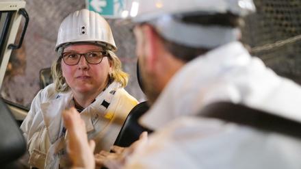 Bundesumweltministerin Svenja Schulze steht im Atommülllager Asse. 