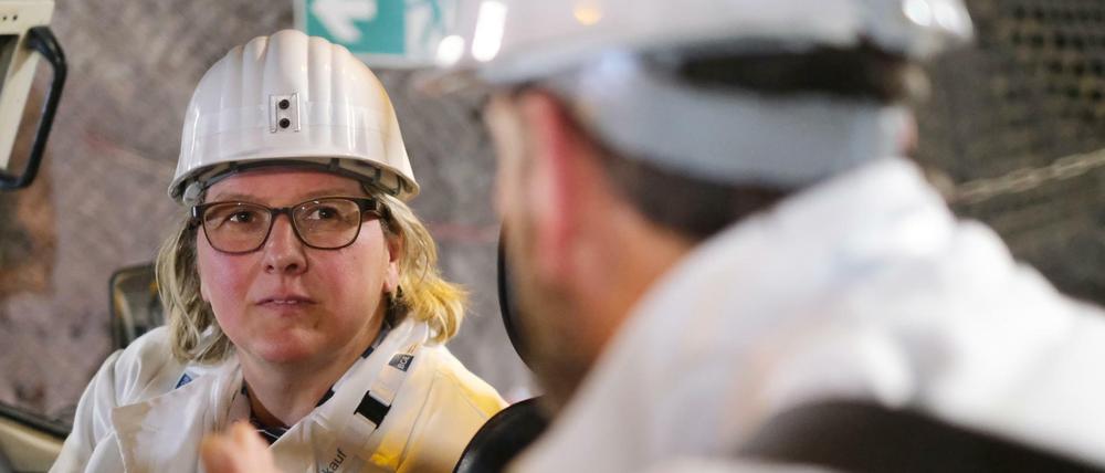 Bundesumweltministerin Svenja Schulze steht im Atommülllager Asse.
