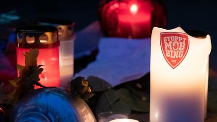 In den Tagen nach Bekanntwerden des Todes der Elfjährigen gab es vor der Schule eine improvisierte Gedenkveranstaltung.