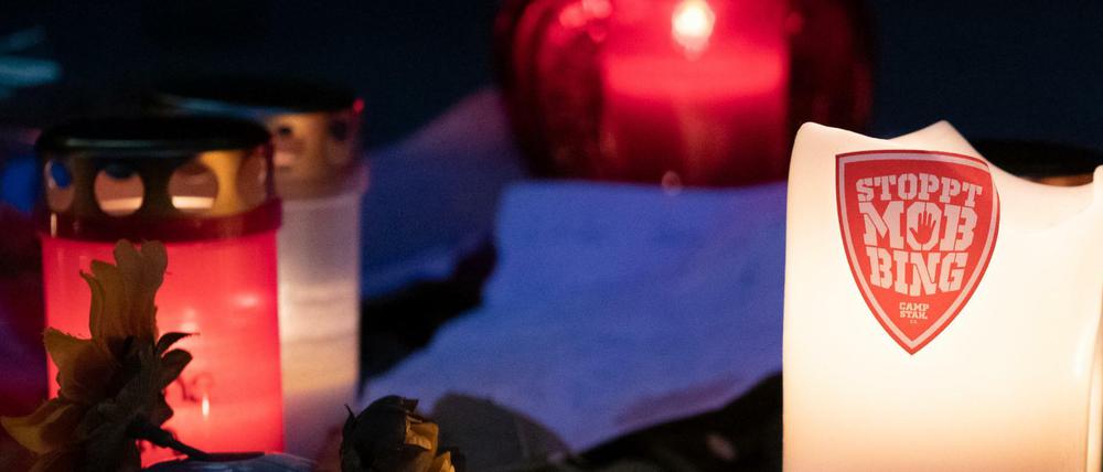 In den Tagen nach Bekanntwerden des Todes der Elfjährigen gab es vor der Schule eine improvisierte Gedenkveranstaltung.