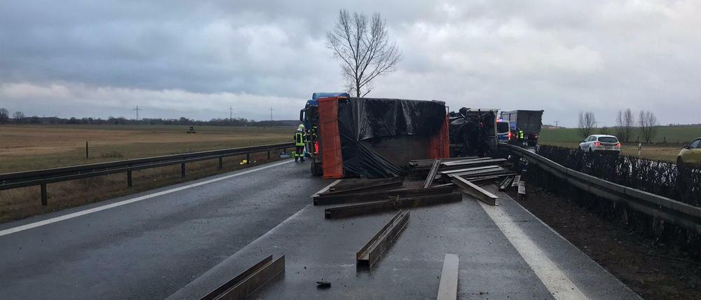 Der Lkw hatte Stahlträger geladen.
