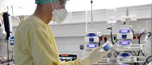 Ein Mitarbeiter im Gesundheitswesen arbeitet auf der Intensivstation 1c der Salzburger Landeskliniken (SALK). Die Krankenhaus-Versorgung im österreichischen Bundesland Salzburg steht wegen der angespannten Corona-Lage auf der Kippe. +++ dpa-Bildfunk +++
