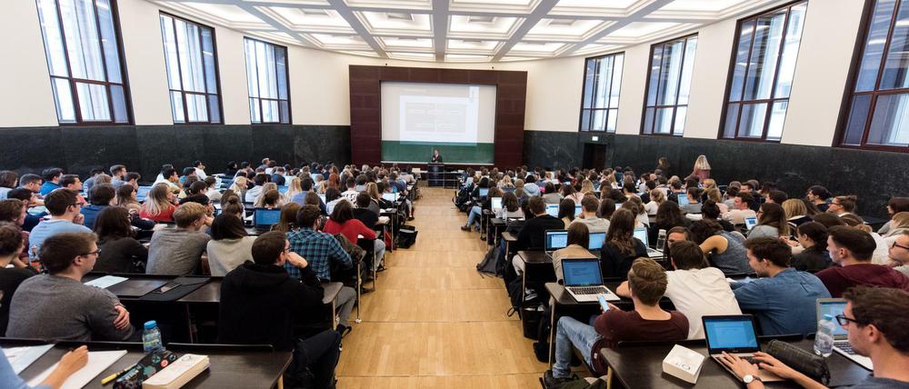 Steigende Studierendenzahlen. Ohne den Hochschulpakt von Bund und Ländern wäre die jahrelange Expansion nicht möglich gewesen. 