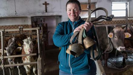 Die Milchbäuerin Regina Killer und ihre Kühe, deren Glocken einem Ehepaar nahe der Weide zu laut bimmeln.