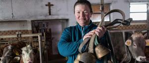 Die Milchbäuerin Regina Killer und ihre Kühe, deren Glocken einem Ehepaar nahe der Weide zu laut bimmeln.