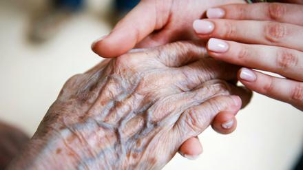Vorsorge- und Kontovollmachten zur Regelung eventueller Pflegebedürftigkeit böten keinen ausreichenden Schutz vor Missbrauch. 