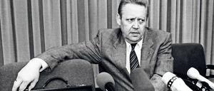 Günter Schabowski (1929-2015) auf der historischen Pressekonferenz 1989