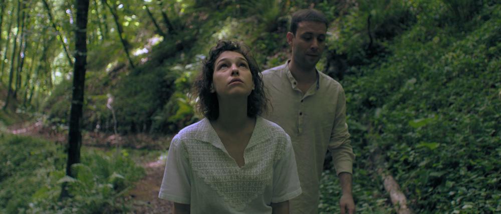 Eylül Su Sapan und Çağlar Yalçınkaya in "Aidiyet"