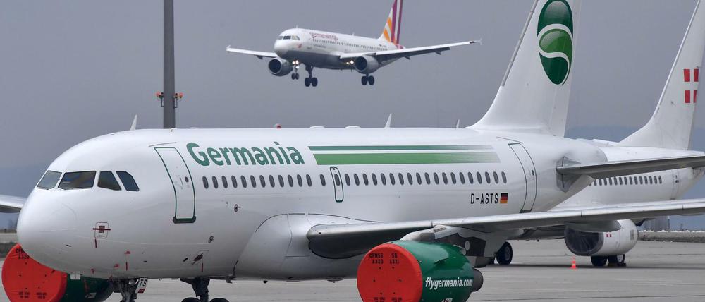 Eine Germania-Maschine ist auf dem Rollfeld des Flughafen Erfurt-Weimar abgestellt.