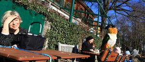 Grünflügelpapagei "Gustav" im Biergarten "Alte Fischerhütte" am Ufer vom Schlachtensee Zehlendorf.