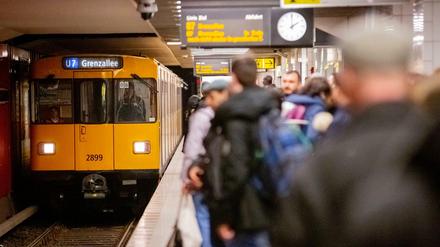 Eine U-Bahn fährt in den U-Bahnhof Berliner Straße ein.