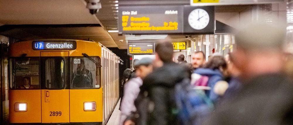 Eine U-Bahn fährt in den U-Bahnhof Berliner Straße ein.
