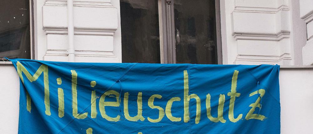 "Milieuschutz jetzt!" steht in Berlin auf einem Transparent an einem Haus am Kottbusser Damm.