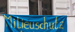 "Milieuschutz jetzt!" steht in Berlin auf einem Transparent an einem Haus am Kottbusser Damm. 