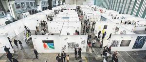 Die Berliner Kunstmesse Positions im Flughafen Tempelhof 2018. Auch Kunstmessen wurden gefördert.