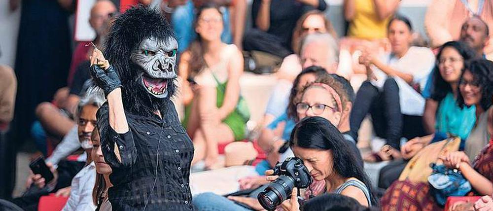 Laut und deutlich. Performance der Gruppe Guerilla Girls.