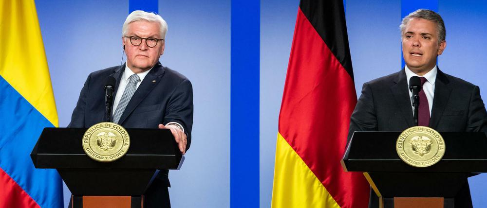Bundespräsident Frank-Walter Steinmeier (l) und Ivan Duque Marquez, Präsident von Kolumbien, bei einer Pressekonferenz in Bogotá.