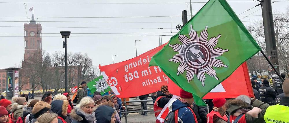 Streiken für mehr Geld. Hunderte Meter lang war der Demonstrationszug zwischen Alexanderplatz und Brandenburger Tor.