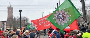Streiken für mehr Geld. Hunderte Meter lang war der Demonstrationszug zwischen Alexanderplatz und Brandenburger Tor.