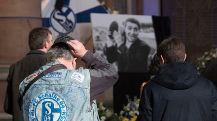 An der Gedenkfeier für Rudi Assauer in der Propsteikirche St. Urbanus nahmen zahlreiche Schalker Fans teil.