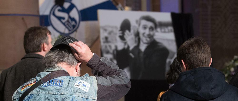 An der Gedenkfeier für Rudi Assauer in der Propsteikirche St. Urbanus nahmen zahlreiche Schalker Fans teil.
