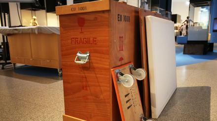 Alles geht seine Bahnen. Transportkisten mit Kunstgegenständen in der Bonner Bundeskunsthalle.