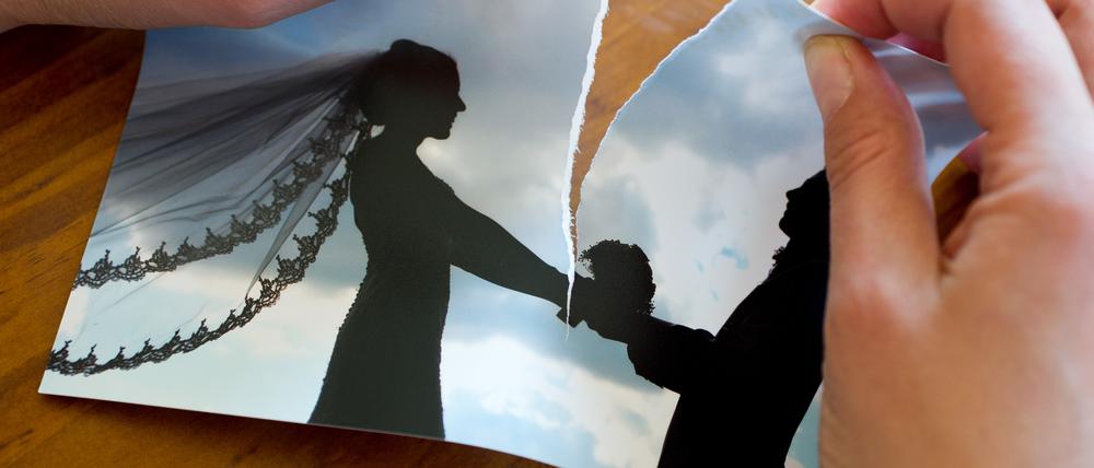 Zu nichts mehr verpflichtet. Eine Frau zerreißt ihr Hochzeitsbild.