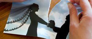 Zu nichts mehr verpflichtet. Eine Frau zerreißt ihr Hochzeitsbild.