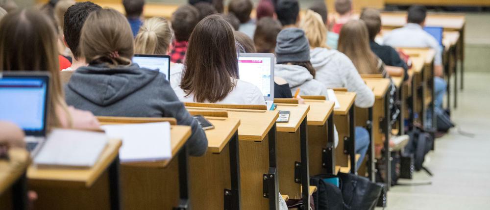 Teure Monate. Im Februar und August werden 300 bis 400 Euro Rückmeldegebühren fällig.